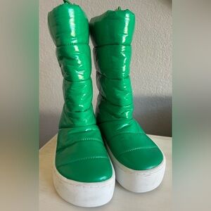 NWOT Jeffrey Campbell Snowed II green puffer boots, women’s size 7.